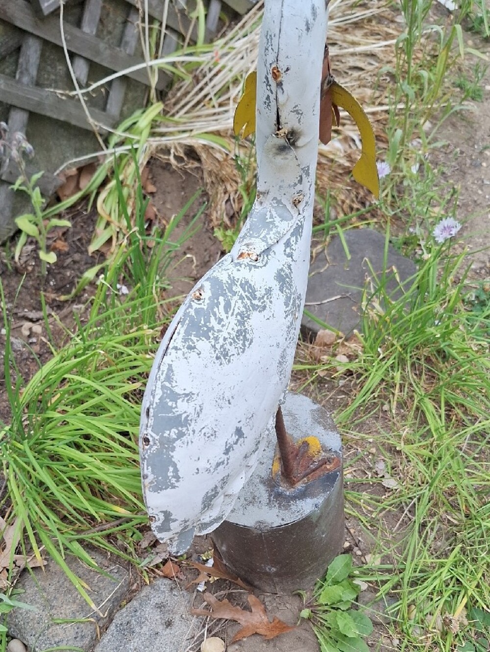 Weathered metal pelican statue - Picture 4 of 9